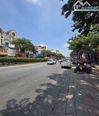 MẶT PHỐ NGUYỄN VĂN CỪ VỈA HÈ ĐỈNH CAO KINH DOANH - Nhà hai mặt ngõ