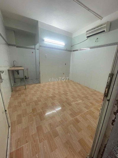 phòng máy lạnh có cửa sổ ngay chợ lê văn quới