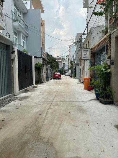 Bán nhà 3,5 tầng, đường 8m, sân đậu ô tô, ngay đường Linh Đông