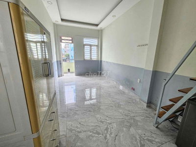 Phòng trọ có ban công, đường Điện Biên Phủ