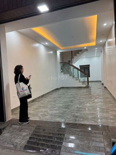 Bán nhà Đường Láng Chỉ 15.5 tỷ – Mặt ngõ kinh doanh, ô tô đỗ cửa