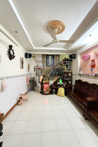 Kế chợ Tân Bình DT 40m2 x3 Tầng chỉ 3,x tỷ gấp bán