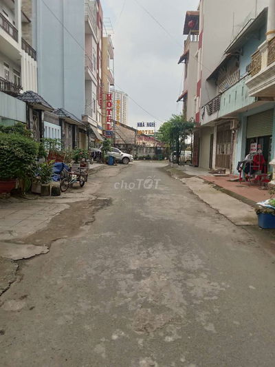 Phòng trệt, đẹp, Ngay cổng KCN Sóng thần 1