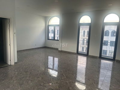 Cần cho thuê tầng 2,3,4 mặt tiền đường D2A, khu Vinhomes Grand Park