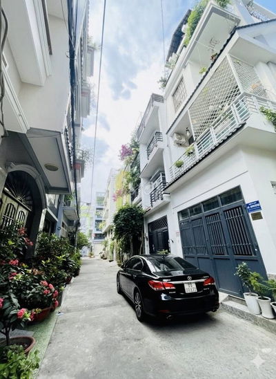 HẺM XE HƠI – GIÁP LUỸ BÁN BÍCH – NHÀ ĐẸP 2 TẦNG – NGANG KHỦNG 6M –