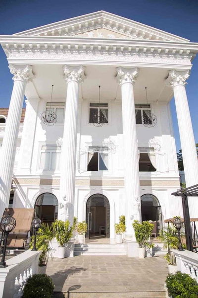 Toà WHITE PALACE mặt tiền đường lớn.