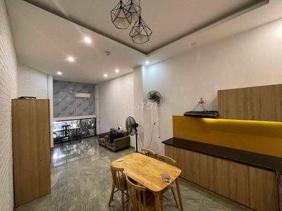 Phòng tầng 1 có bếp riêng, phòng ngủ riêng.