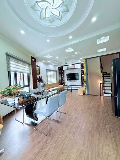 HOA LÂM - LÔ GÓC - Ô TÔ ĐỖ TRƯỚC NHÀ NGÀY ĐÊM.