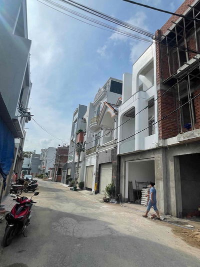 nhà 2lầu 1trệt sổ riêng hoàn công giá rẻ gần chợ hoá an.