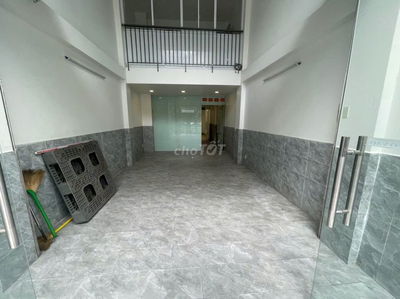 NHÀ MT HẺM XE TẢI D5 4X18M CÓ THANG MÁY, NHIỀU PHÒNG VÀ WC