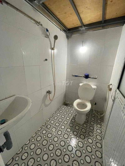 Còn 01 phòng dưới trệt, cửa sổ to, hành lang thoáng, khu yên tĩnh.