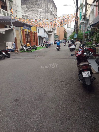 Nhà mới đẹp 3 tầng Đoàn Như Hài, sát HXH 8m thông, chỉ 2,57 tỉ.