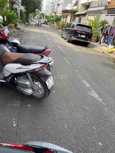 Cho thuê 4 x20-1 lầu-4 phòng -san xe may -Đường xe hơi