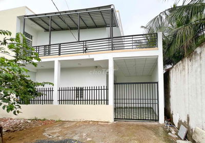 Bán nhà 1 trệt 1 lầu 80m2 (3PN), trung tâm TT Cần Giuộc, Long An.