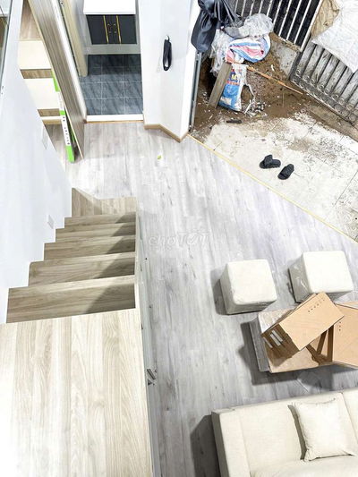 Nhà vừa ở vừa kinh doanh, có sân ở trước, gần trường học, hẻm oto