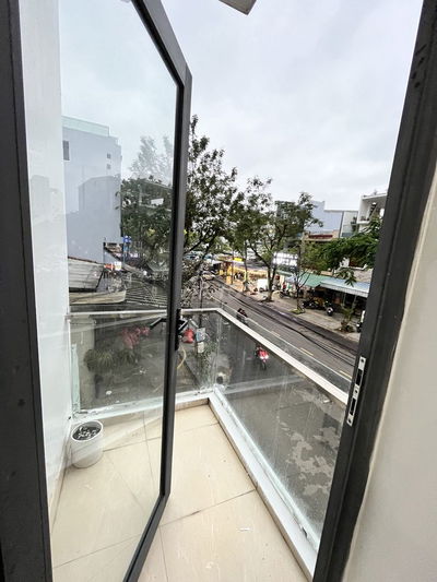 Cho thuê Căn hộ gần Cầu Rồng, cửa xổ lớn, ban công, full nội thất