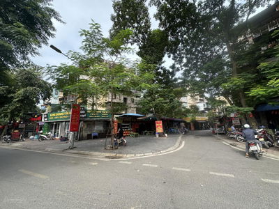 Cần bán gấp nhà tập thể tầng 1 mặt Phố Nghĩa Tân 31/200m2 Lô Góc kinh doanh sầm uất giá 16 tỷ.