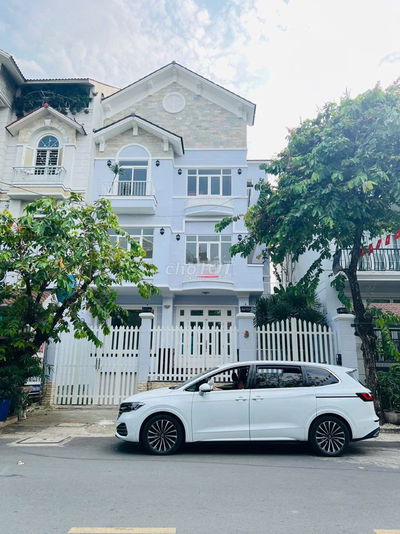 Biệt Thự Cho Thuê CMT8_ 9x20m_ Trệt 3 Lầu_ Sẵn Nội Thất.