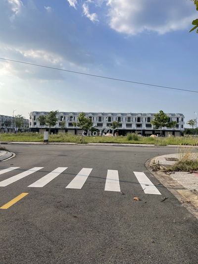 kẹt tiền bán gấp lô đất ngay KCN Bàu Bàng, lô góc kinh doanh buôn bán