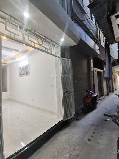 Ở trung tâm Đống Đa mà vẫn yên tĩnh hiếm có.
Căn nhà 5tầng mới tinh đủ 3phòng ngủ, có góc đọc sách