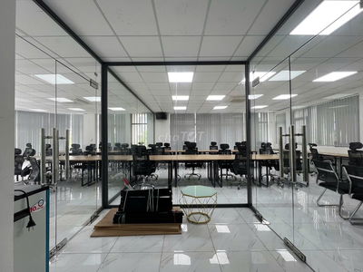 Văn phòng tầng 3 160m2 sàn có sẵn vách kính ngăn phòng giá chỉ 25tr