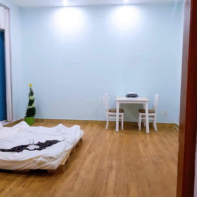 PHÒNG ĐẸP 25M2 – SÀN GỖ ẤM CÚNG – RỘNG RÃI, CỬA SỔ THOÁNG – NỘI THẤT Đ