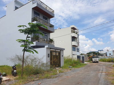 HOT-Nhà 3 lầu DT 5m*23m (4pn) full nội thất cao cấp, gần chợ Hóc Môn