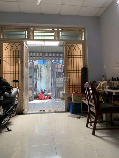 Nhà cấp 4, diện tích 100 m2, nhà gồm 2 phòng ngủ, sân để xe hơi