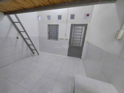 Phòng có gác cao 2m không đụng đầu, ngay Đại Học Văn Hiến đi bộ 500m