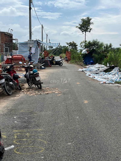 Chính chủ bán gấp 81m2 gần chợ Rạch Kiến . Cách Bình Chánh 15km.