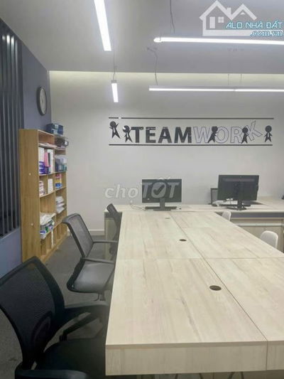 Cần cho thuê Văn Phòng DT: 65m2 tại Golden King, tầng cao, căn góc