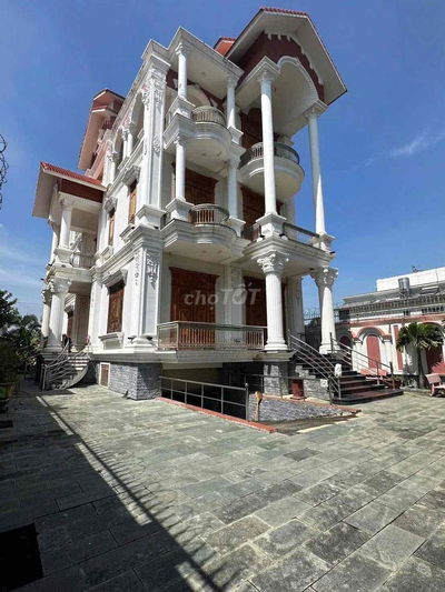 Biệt Thự Nguyễn Đức Thuận 15x35' 1 hầm 1 trệt 2 lầu 7 phòng