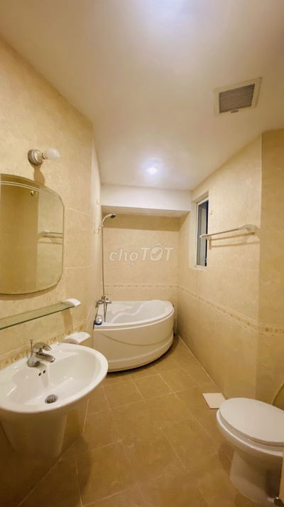 Cần cho thuê căn hộ Hùng Vương Plaza P12. Q5