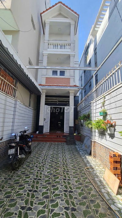 Đi định cư cần bán nhà đường Âu Dương Lân có sân đậu xe ô tô trong nhà