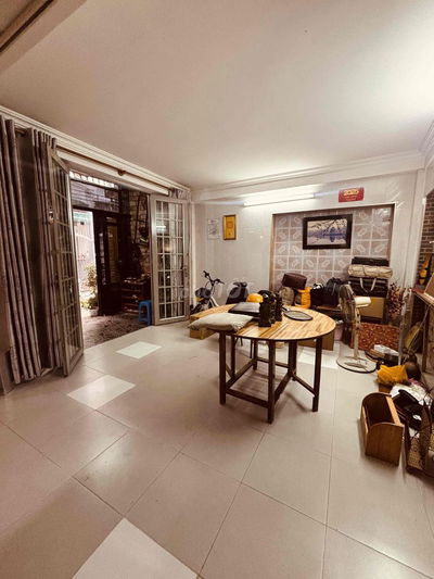 43m2, trệt 2 lầu. Có 2 phòng lớn, 3 wc lối di riêng, nhà xinh đẹp.