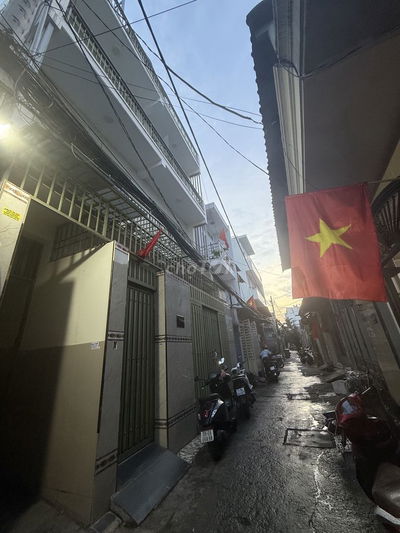 Hẻm 4m quận Tân bình. Dt 8 x 24m.trệt 4 lầu thang máy. 30phòng