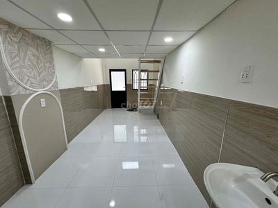 Phòng trọ có gác, tầng trệt có máy lạnh, kệ bếp