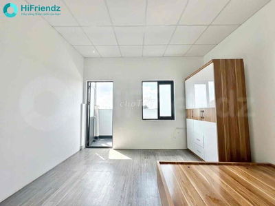 Phòng trọ sinh viên có ban công, tách bếp, cửa sổ ánh sáng trời