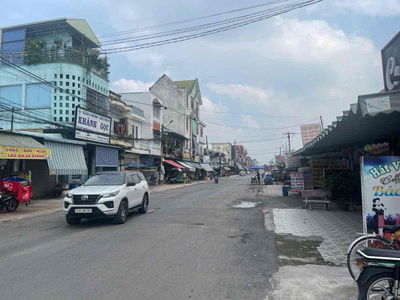 Bán nhà mặt tiền ngay chợ, 150m2 có dãy trọ, đường 14m rất đông đúc