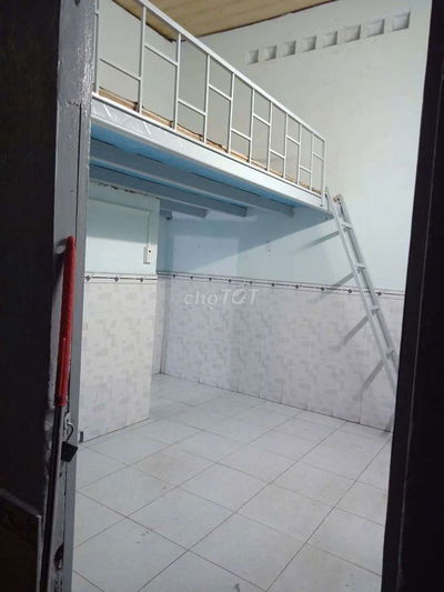 Cho thuê phòng dưới trệt có gác máy lạnh máy giặt giờ giấc tự do