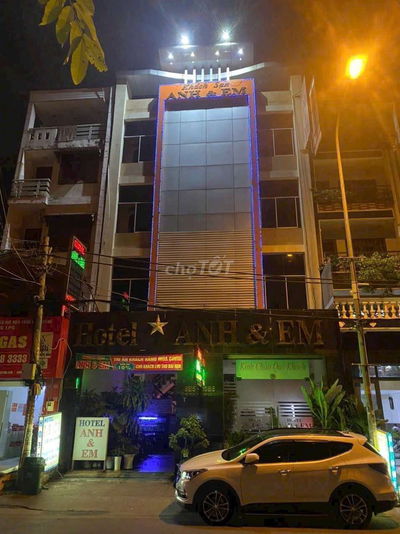 Ban khach san mat tien dt 9x18 gom 26 phong thu nhap 300tr.