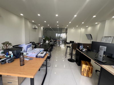 Nhượng văn phòng 105m2 có bàn ghế, phòng họp, ban công, chỉ 12tr/tháng