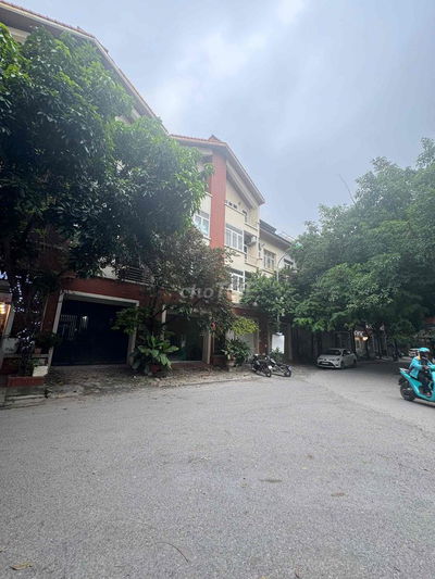 Nhà mặt đường, hướng Nam, xe đỗ thoải mái trước cửa, cc