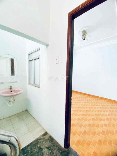 Phòng giá rẻ giờ tự do có cửa sổ