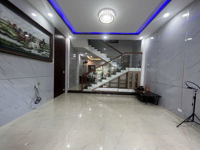 NJÀ 2 TẦNG MẶT TIỀN CẦN GIUỘC