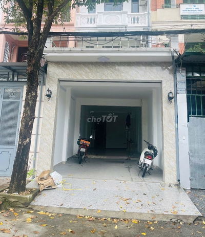 Nhà liền kề phố Trần Kim Xuyến. DT 100m2 x 5 tầng đường rộng 10m