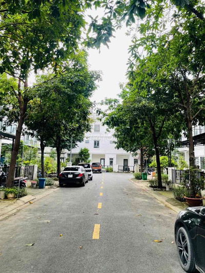 Nhà 1 trệt 3 lầu 4PN 5WC khu Compound Simcity gần khu Công Nghệ Cao Q9