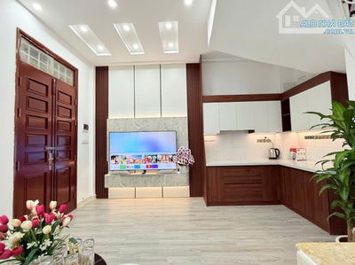 BÁN NHÀ CẦU GIẤY - DÂN XÂY - NGÕ NÔNG RỘNG - GẦN PHỐ - DÂN TRÍ CAO