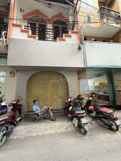 Nhà mặt tiền kinh doanh sầm uất.