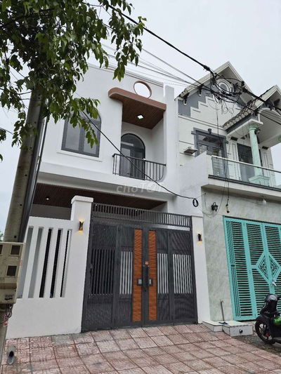 Bán nhà đối diện công viên cây xanh